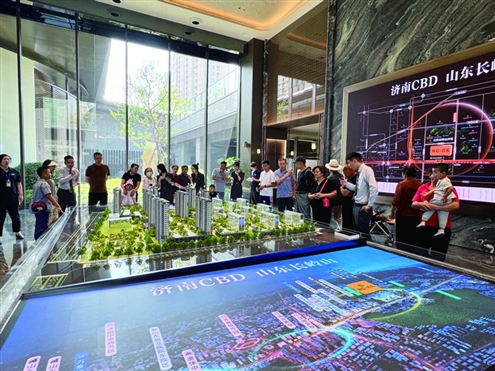 房企暑期楼市“放价”忙,吸引购房者到访